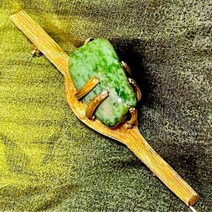 Vintage Kramer genuine stone gold tone brooch approx 3,5” long in excellent cond